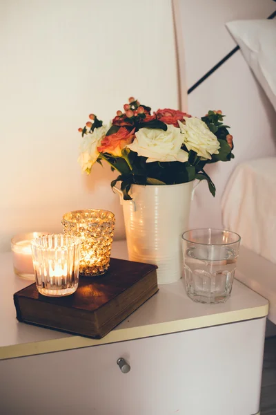 Decoración de mesita de noche con velas — Foto de Stock