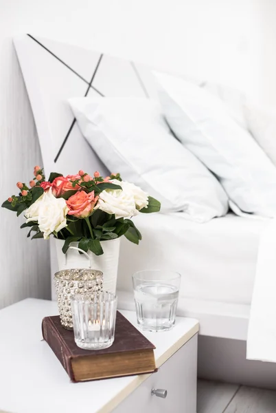 Gemütliches Zuhause weißes Schlafzimmer — Stockfoto