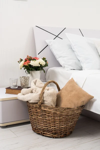 Acogedora casa dormitorio blanco — Foto de Stock