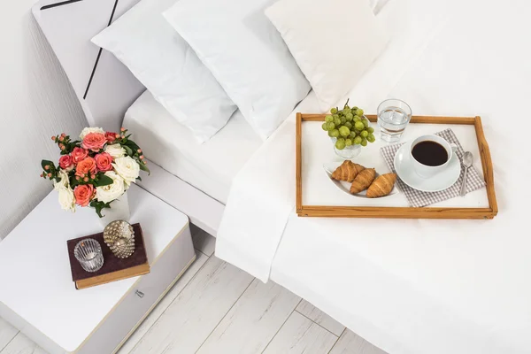 Pequeno-almoço na cama — Fotografia de Stock