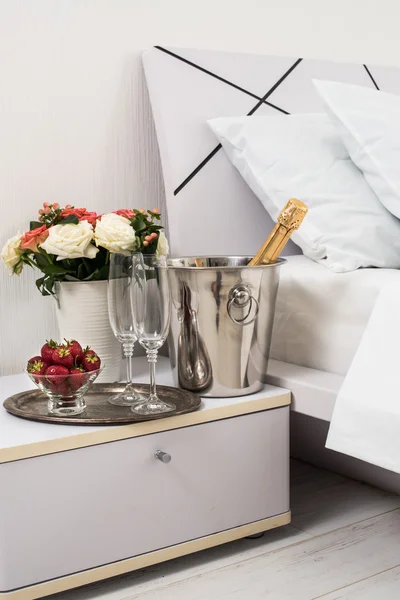 Champagner im Bett — Stockfoto