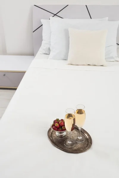 Champán en la cama — Foto de Stock