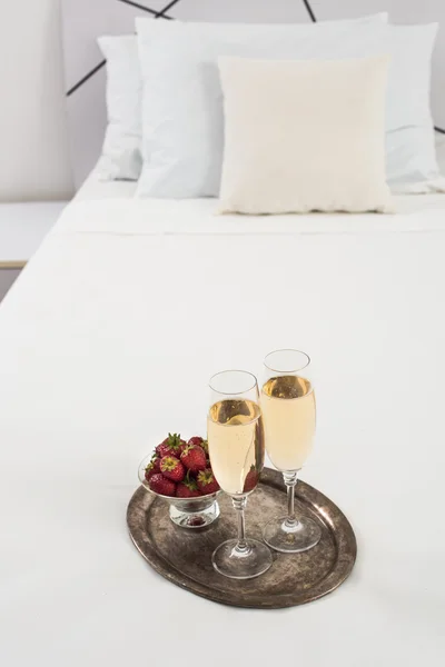 Champagner im Bett — Stockfoto