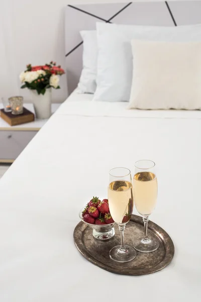 Yatakta şampanya — Stok fotoğraf