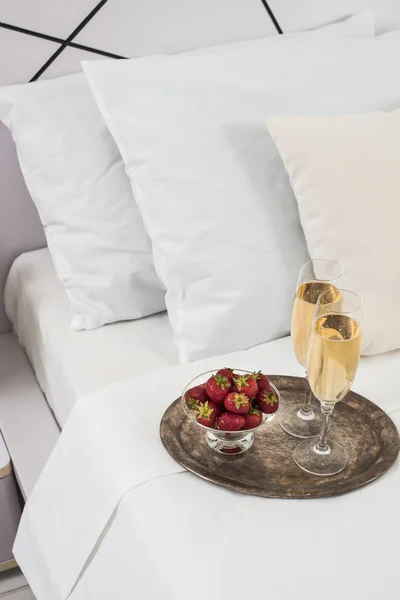 Champagner im Bett — Stockfoto