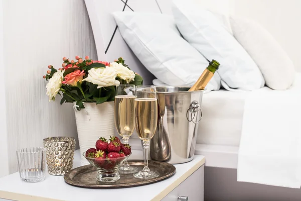 Yatakta şampanya — Stok fotoğraf