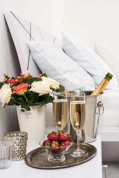 Champagner im Bett — Stockfoto