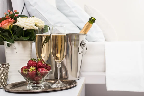 Champagne in bed — Stockfoto