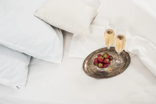 ベッドの中でシャンパン — ストック写真