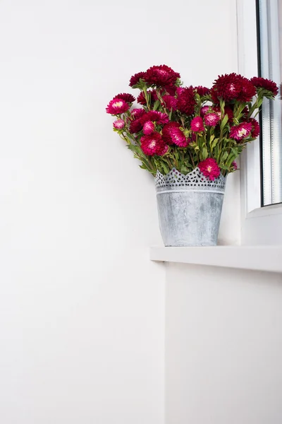 Red flowers in metal vase — ストック写真