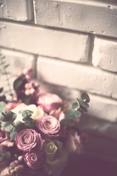 一束粉红色和白色的玫瑰 — 图库照片