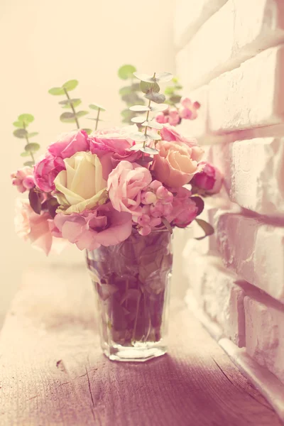 Boeket van roze en witte rozen — Stockfoto