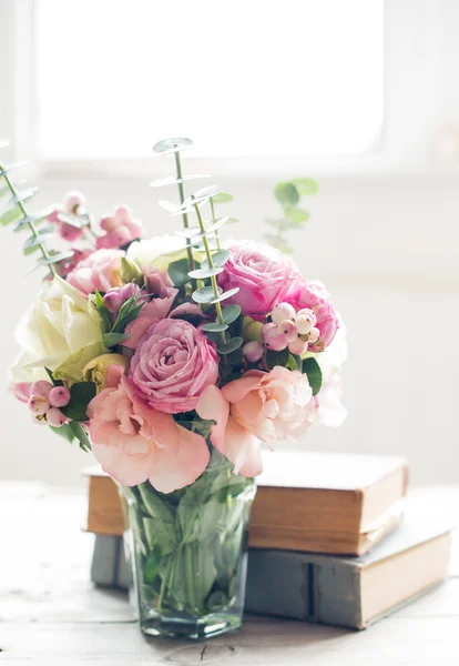 Flowers and ancient books — Stock Photo, Image