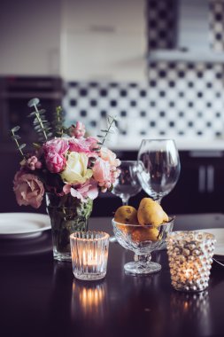 Masadaki çiçekler