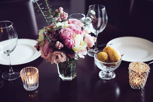 Las flores sobre la mesa —  Fotos de Stock