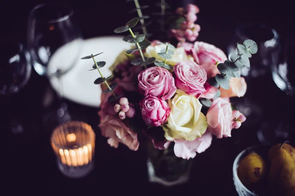 Цветы на столе — стоковое фото