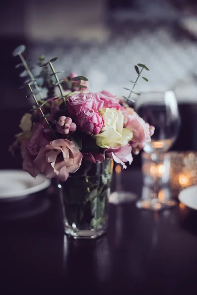 Flowers on a table — Stock Photo, Image