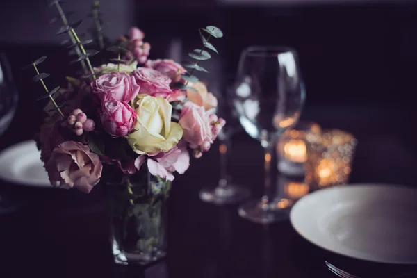 Blommor på ett bord — Stockfoto