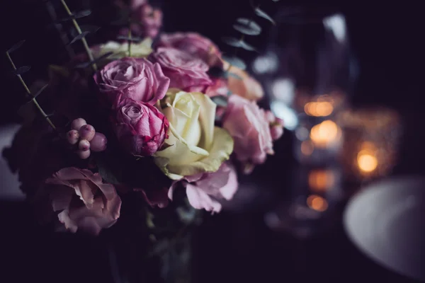 Bloemen op een tafel — Stockfoto