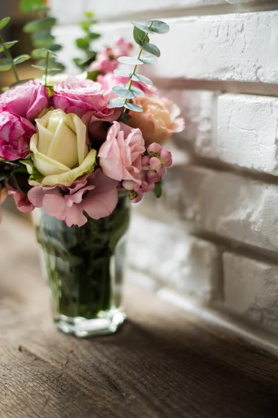 Ramo de rosas rosadas y blancas — Foto de Stock