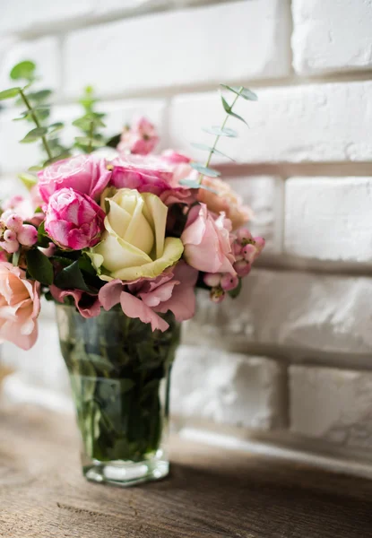 Strauß rosa und weißer Rosen — Stockfoto