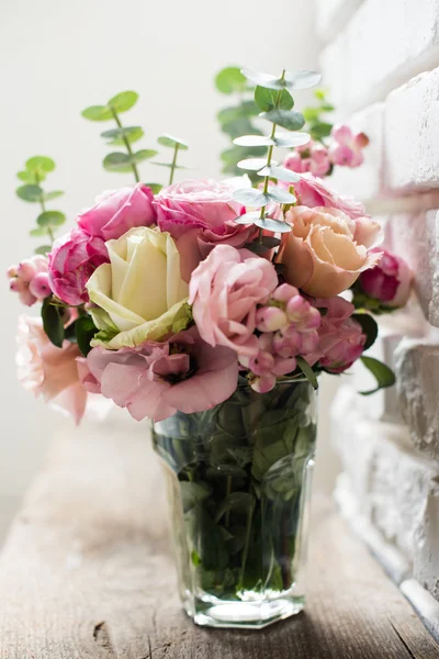 Ramo de rosas rosadas y blancas — Foto de Stock