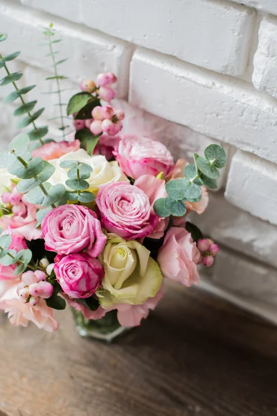 Boeket van roze en witte rozen — Stockfoto