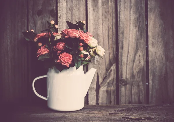 Bouquet of roses in vintage coffee pot — Stock Photo, Image