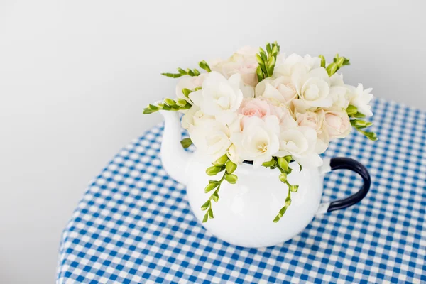 Buquê de rosas brancas e freesias — Fotografia de Stock