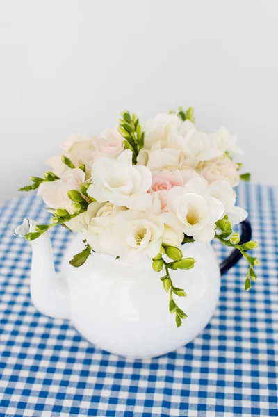 Ramo de rosas blancas y freesias — Foto de Stock