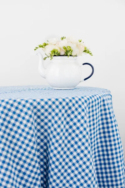 Ramo de rosas blancas y freesias — Foto de Stock