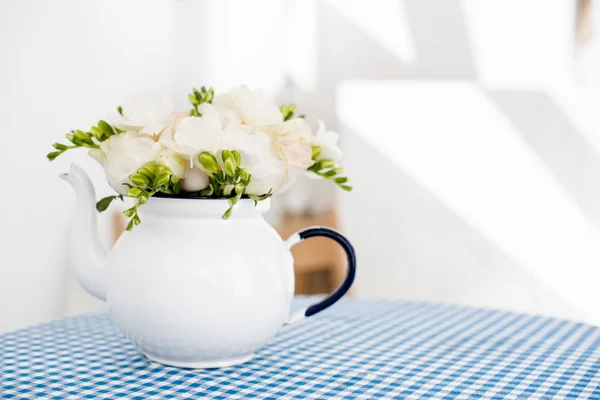 Букет белых роз и фрезий — стоковое фото