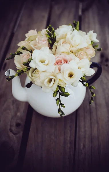Rosas blancas y freesias — Foto de Stock