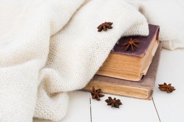 Kitaplar Vintage ve örme kazak