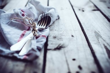 keten peçeteye çatal bıçak takımı