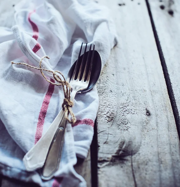 Cubiertos en una servilleta de lino — Foto de Stock