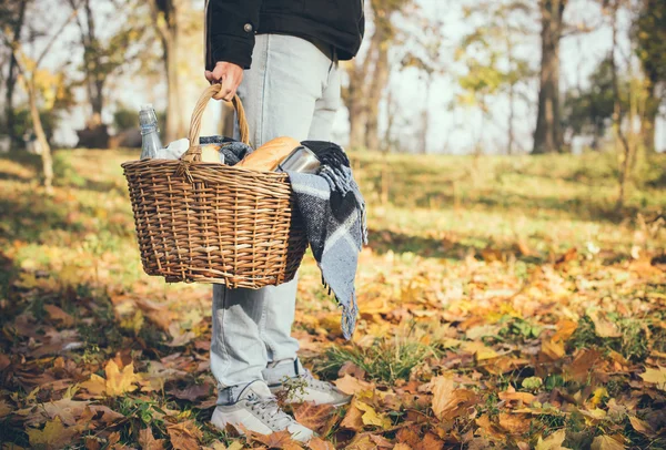 Hombre sosteniendo una cesta — Foto de Stock