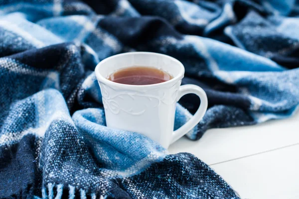 Té caliente y una teja a cuadros azul — Foto de Stock