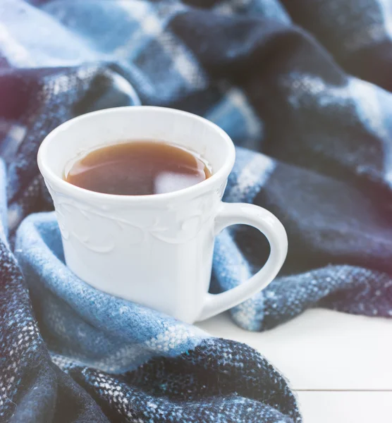 Té caliente y una teja a cuadros azul —  Fotos de Stock