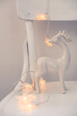 Noel ışıkları ve seramik geyik