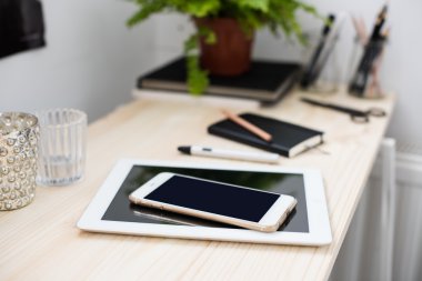 Tablet ve çalışma tablosu smartphone