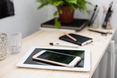 Tablet ve çalışma tablosu smartphone