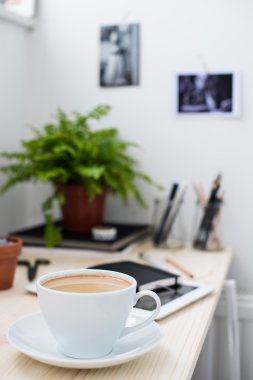 Modern loft tarzı ofisindeki kahve fincan