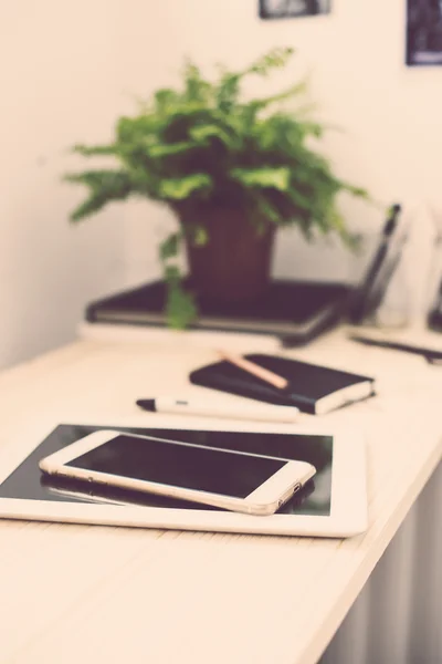 Tablet PC en smartphone op de werktafel — Stockfoto