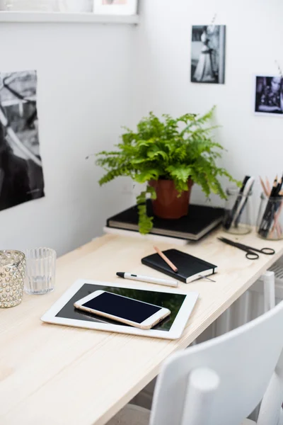 Tablet PC en smartphone op de werktafel — Stockfoto