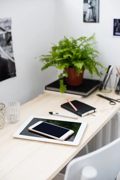 Tablet PC en smartphone op de werktafel — Stockfoto