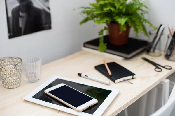 Tablet PC en smartphone op de werktafel — Stockfoto