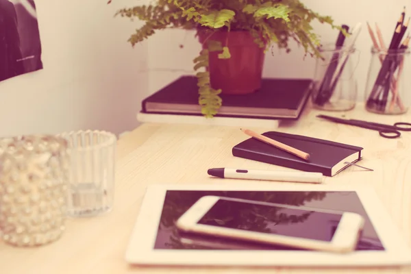 Tablet e smartphone sul tavolo di lavoro — Foto Stock