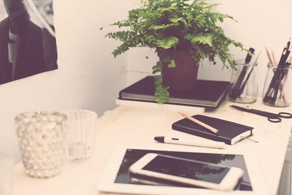 Tablet PC en smartphone op de werktafel — Stockfoto