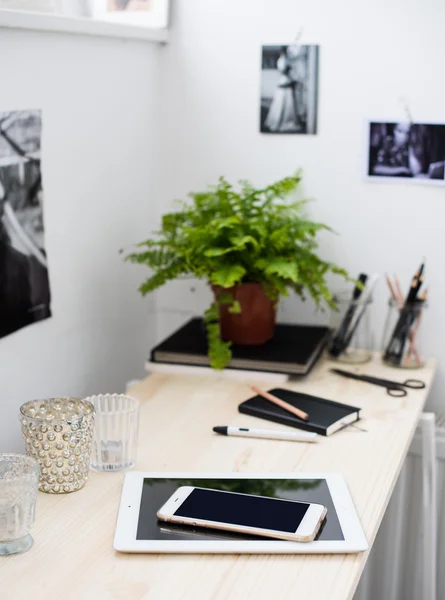 Tablet PC en smartphone op de werktafel — Stockfoto